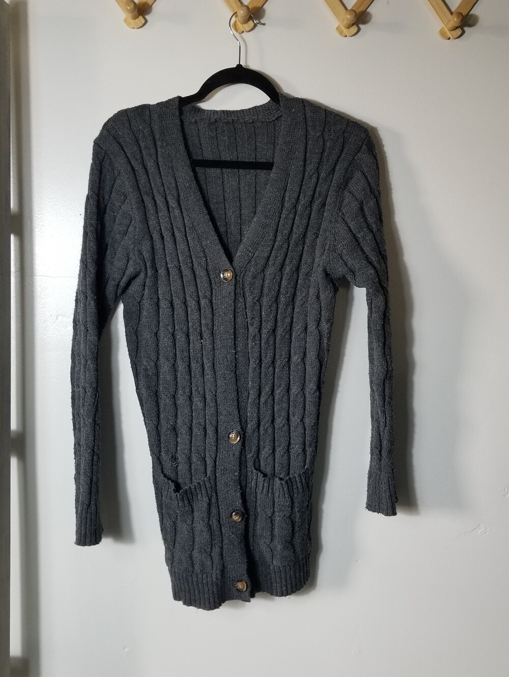 WOMEN'S GRAY CABLE-KNIT CARDIGAN SWEATER ESTIMATED SIZE LARGE (READ DESCRIPTION)